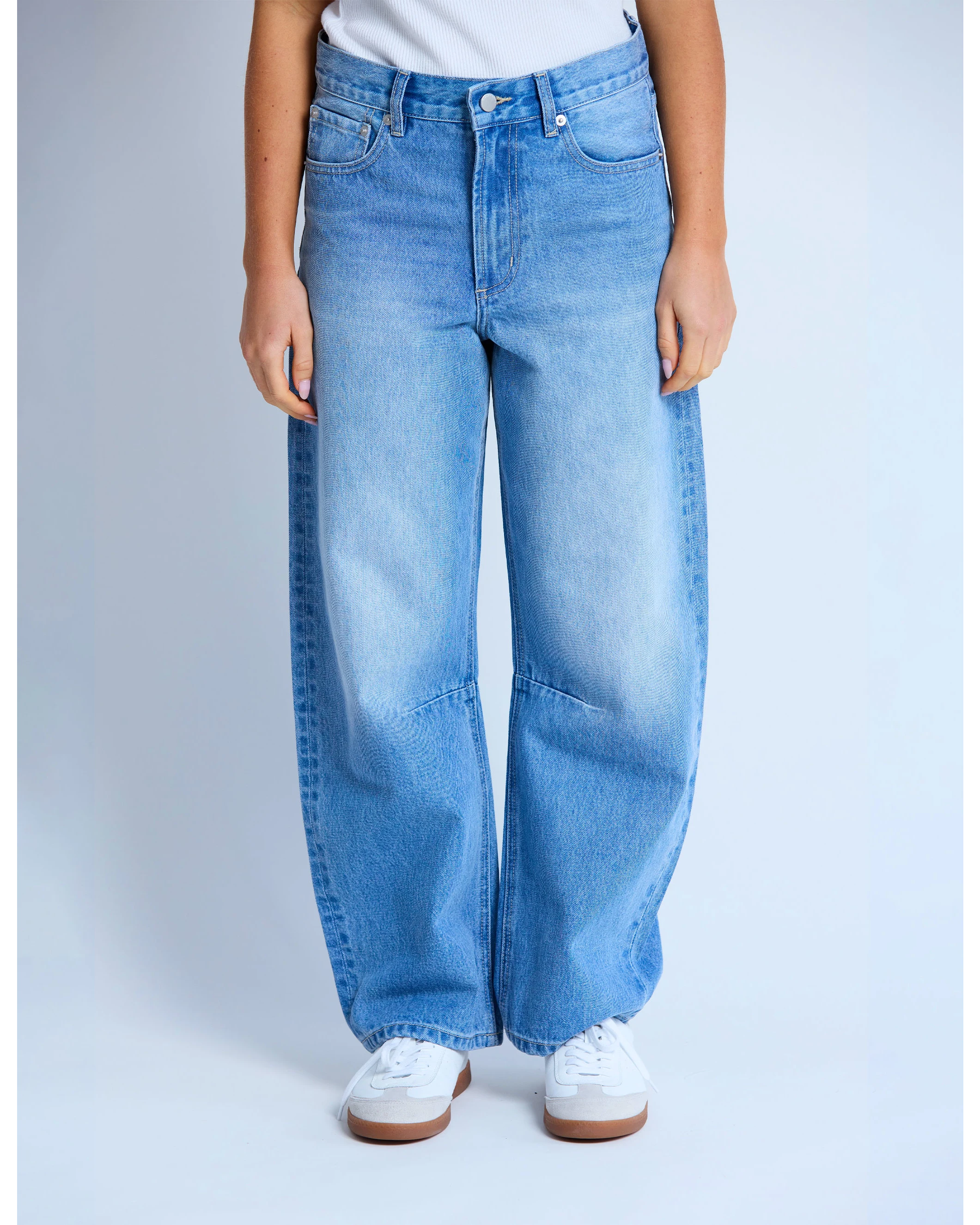 Carson Barrel Jean - Mid Blue Wash