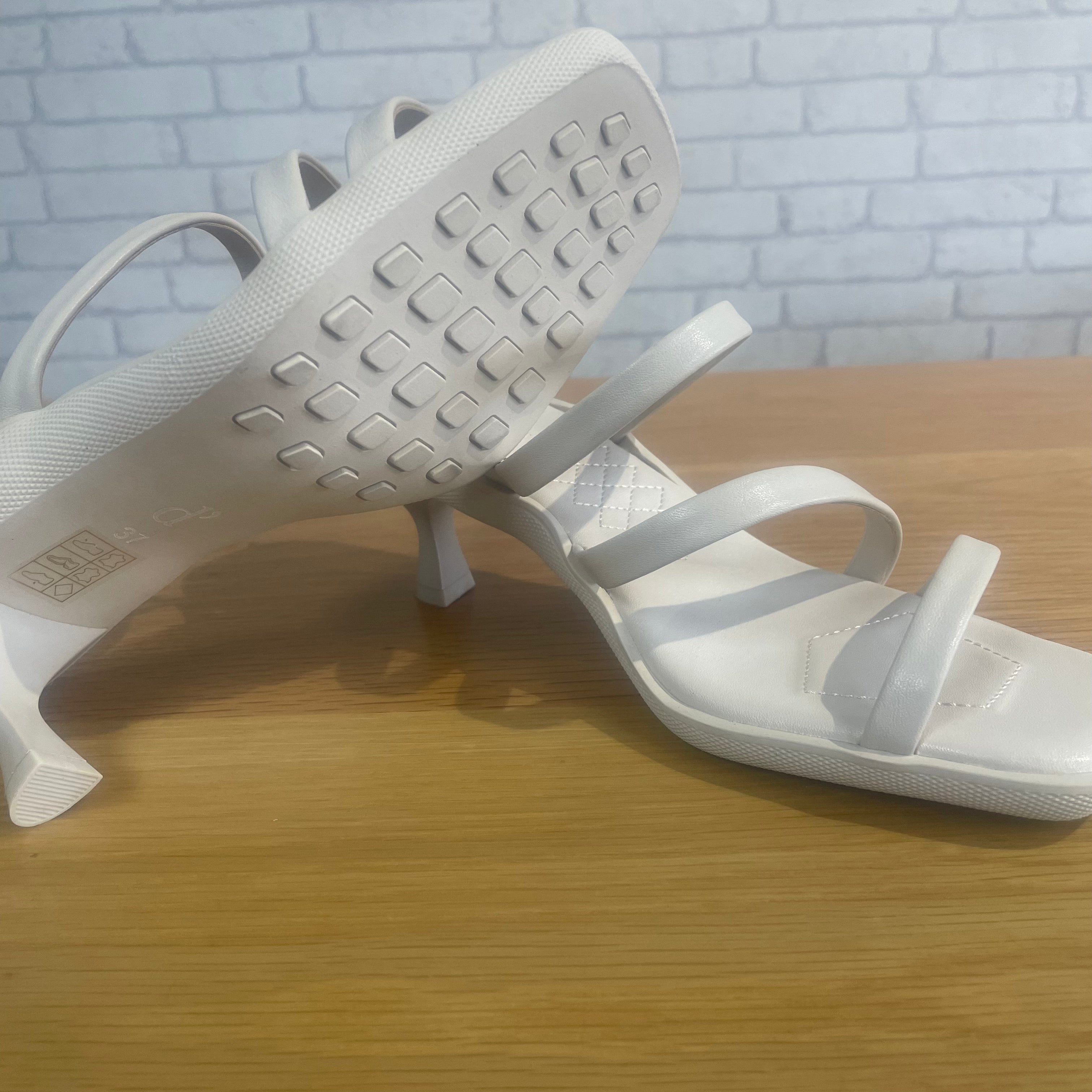Md'e CLEARANCE Strappy Stiletto - Vitello / Conchiglia