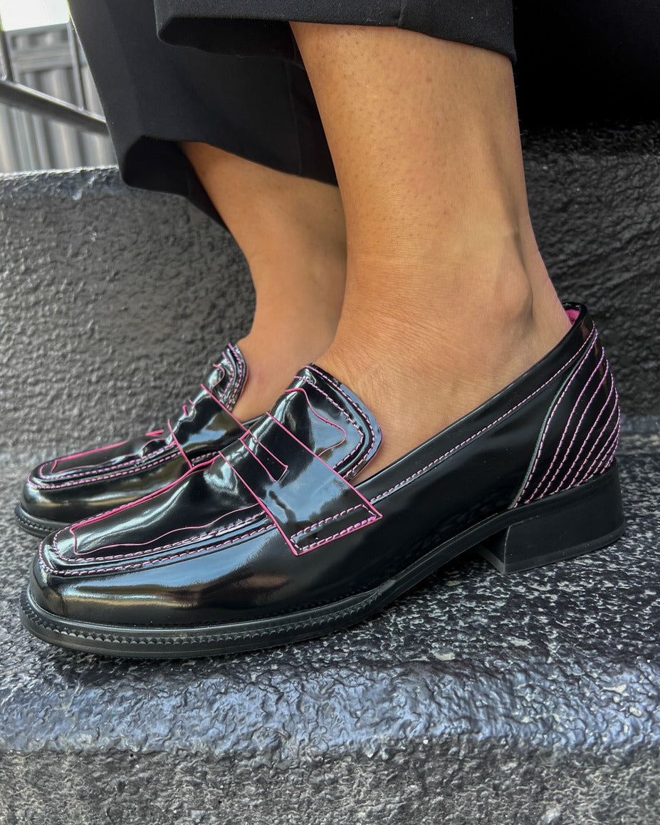 Minx CLEARANCE Aspen Loafers - Black Oil / Hot Pink Feature Stitching